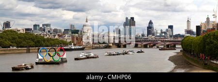 Panorama-Foto von den Olympischen Ringen festgemacht an der Themse, London mit einem Hintergrund der Londoner Sehenswürdigkeiten gezeigt. Stockfoto