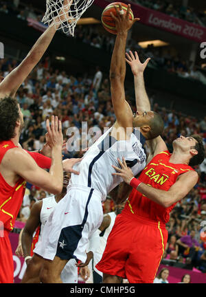 12.08.2012. London, England Tyson Chandler von USA (C) in Aktion gegen Pau Gasol (L) und Rudy Fernandez (R) von Spanien während der letzten Basketballspiel in North Greenwich Arena auf die 2012 Olympischen Spiele in London, London, Großbritannien, 12. August 2012. Stockfoto