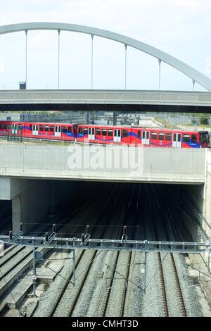 12. August 2012 - London, England, Vereinigtes Königreich - ein oberirdischen Zug durchquert Olympic Park während der Olympischen Spiele London 2012. (Kredit-Bild: © Mark Makela/ZUMAPRESS.com) Stockfoto