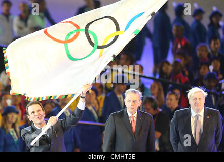 12. August 2012. 12.08.2012. London, England Eduardo Paes (L-R), Bürgermeister von Rio De Janeiro, Wellen die Olympische Flagge neben IOC-Präsident und Boris Johnson, Bürgermeister von London bei der Abschlussfeier der London 2012 Olympische Spiele im Olympiastadion, London, Großbritannien, 12. August 2012. Stockfoto