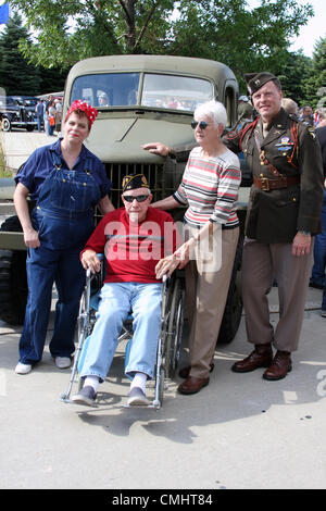 11. August 2012. Feld der Ehre-Veranstaltung im Miller Park Baseball Stadium Milwaukee WI USA am 11. August 2012.  WWII Wisconsin Veteran und Frau posiert mit Reenactors wie Rosie die Nieten. WWII Veteranen wurden bei der Veranstaltung mit Förderung des Fluges Ehre geehrt, die Veteranen nach Washington, D.C. anzuzeigende Gedenkstätte WWII fliegt. Stockfoto