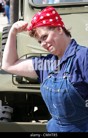 11. August 2012. Feld der Ehre-Veranstaltung im Miller Park Baseball Stadium Milwaukee WI USA am 11. August 2012.  Reenactor stellt wie Rosie die Nieten. WWII Veteranen wurden bei der Veranstaltung mit Förderung des Fluges Ehre geehrt, die Veteranen nach Washington, D.C. anzuzeigende Gedenkstätte WWII fliegt. Stockfoto