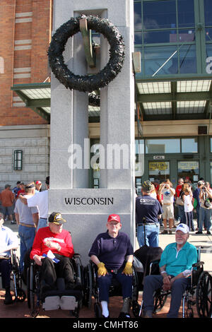 11. August 2012. Feld der Ehre-Veranstaltung im Miller Park Baseball Stadium Milwaukee WI USA am 11. August 2012.  WWII Veteranen posiert vor dem zweiten Weltkrieg Wisconsin Denkmal wurden Reisen Statue, die ein Replikat des Weltkrieges in Washington D.C. befindet sich Veteranen auf der Veranstaltung mit Förderung des Fluges Ehre geehrt, die Veteranen nach Washington, D.C. anzuzeigende Gedenkstätte WWII fliegt. Stockfoto