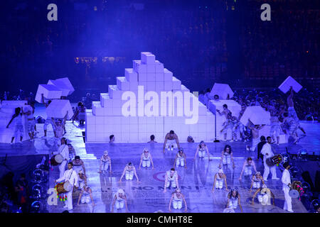 12. August 2012. 12.08.2012. London, England. Freiwillige führen während der Abschlussfeier am Ende des Tages 16 von London 2012 Olympische Spiele im Olympiastadion. Stockfoto