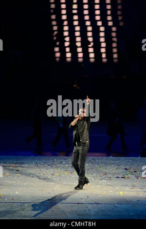 12. August 2012. 12.08.2012. London, England. George Michael führt während der Abschlussfeier am Ende des Tages 16 von London 2012 Olympische Spiele im Olympiastadion. Stockfoto