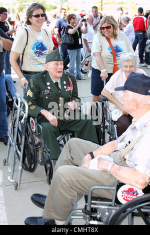 11. August 2012. Feld der Ehre, A Salute to das größte Ereignis der Generation im Miller Park Baseball Stadion Milwaukee WI USA am 11. August 2012.  WWII Veteranen treffen sich während der Veranstaltung im Rollstuhl geschoben. Veteranen des zweiten Weltkriegs Wisconsin wurden bei der Veranstaltung mit Förderung des Fluges Ehre geehrt, die Veteranen nach Washington, D.C. anzuzeigende Gedenkstätte WWII fliegt. Stockfoto