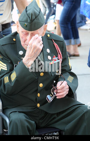 11. August 2012. Feld der Ehre, A Salute to das größte Ereignis der Generation im Miller Park Baseball Stadion Milwaukee WI USA am 11. August 2012.  WWII Veteran Sergeant Burseth wischte sich eine Träne dabei schob in einem Rollstuhl auf das Ereignis. Veteranen des zweiten Weltkriegs Wisconsin wurden bei der Veranstaltung mit Förderung des Fluges Ehre geehrt, die Veteranen nach Washington, D.C. anzuzeigende Gedenkstätte WWII fliegt. Stockfoto