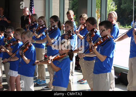 11. August 2012. Junge Musiker aus Barcel Suzuki String Academy alle spielen die Geige auf dem Feld der Ehre-Event im Miller Park Baseball Stadium Milwaukee WI USA am 11. August 2012.   WWII Veteranen wurden bei der Veranstaltung mit Förderung des Fluges Ehre geehrt, die Veteranen nach Washington D.C. anzuzeigende Gedenkstätte WWII fliegt. Stockfoto