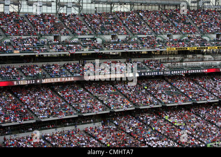 11. August 2012. Feld der Ehre, A Salute to das größte Ereignis der Generation im Miller Park Baseball Stadion Milwaukee WI USA am 11. August 2012.  Über 28000 Besucher im Stadion ansehen der Film-Premiere von Ehre Flug einen Weltrekord.  Veteranen des zweiten Weltkriegs Wisconsin wurden bei der Veranstaltung mit Förderung des Fluges Ehre geehrt, die Veteranen nach Washington, D.C. anzuzeigende Gedenkstätte WWII fliegt. Stockfoto