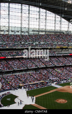 11. August 2012. Feld der Ehre, A Salute to das größte Ereignis der Generation im Miller Park Baseball Stadion Milwaukee WI USA am 11. August 2012.  Über 28000 Besucher im Stadion ansehen der Film-Premiere von Ehre Flug einen Weltrekord.  Veteranen des zweiten Weltkriegs Wisconsin wurden bei der Veranstaltung mit Förderung des Fluges Ehre geehrt, die Veteranen nach Washington, D.C. anzuzeigende Gedenkstätte WWII fliegt. Stockfoto