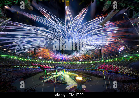 12. August 2012 - London, England, Vereinigtes Königreich - Feuerwerk läutet das Olympiastadion während der Abschlussfeier auf die Olympischen Spiele in London 2012. (Kredit-Bild: © Paul Kitagaki Jr./ZUMAPRESS.com) Stockfoto