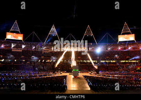 12. August 2012. 12.08.2012. London, England. Pyrotechnik während der Abschlussfeier am Ende des Tages 16 von London 2012 Olympische Spiele im Olympiastadion zu sehen. Stockfoto