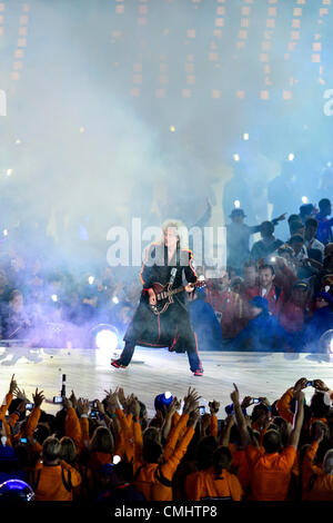 12. August 2012. 12.08.2012. London, England. Queen-Gitarrist Brian spielt May während der Abschlussfeier am Ende des Tages 16 der Olympischen Spiele 2012 in London im Olympiastadion. Stockfoto