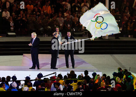 12. August 2012. 12.08.2012. London, England. Londoner Bürgermeister Boris Johnson und IOC-Präsident Dr. Jacques Rogge übergeben die Olympische Flagge an Eduardo Paes, Bürgermeister von Rio de Janeiro, Gastgeber der Spiele 2016, bei der Abschlussfeier am Ende des Tages 16 von London 2012 Olympische Spiele im Olympiastadion. Stockfoto