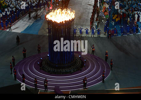 LONDON, ENGLAND - 12. AUGUST, Sicherheit und Freiwillige rund um den Kessel während der Abschlussveranstaltung des London 2012 Olympische Spiele im Olympic Park Stadium am 12. August 2012 in London, England-Foto von Roger Sedres / Gallo Images Stockfoto