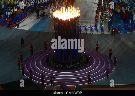 LONDON, ENGLAND - 12. AUGUST, Sicherheit und Freiwillige rund um den Kessel während der Abschlussveranstaltung des London 2012 Olympische Spiele im Olympic Park Stadium am 12. August 2012 in London, England-Foto von Roger Sedres / Gallo Images Stockfoto