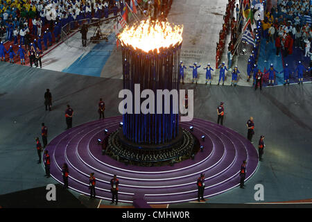 LONDON, ENGLAND - 12. AUGUST, Sicherheit und Freiwillige rund um den Kessel während der Abschlussveranstaltung des London 2012 Olympische Spiele im Olympic Park Stadium am 12. August 2012 in London, England-Foto von Roger Sedres / Gallo Images Stockfoto