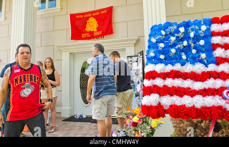 12. August 2012 ist - OCEANSIDE, NEW YORK USA - GREG BUCKLEY, SR, vorne ganz links in seiner Heimat in provisorischen Gedenkstätte seines ältesten Sohnes, Lanze-Obergefreites Greg Buckley, Jr., der 21 Jahre alte Marine aus Long Island 3 Tage früher in Afghanistan getötet. Stockfoto