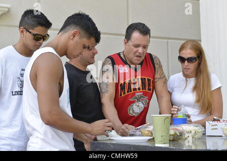 12. August 2012 - OCEANSIDE, NEW YORK USA - GREG BUCKLEY SR. (in Marine Tank-Top), seinen Söhnen JUSTIN SHANE, und andere Familie und Freunde trauern über den Tod des ältesten 3 Buckley Söhne - Lanze-Obergefreites Greg Buckley, Jr., der 21 Jahre alte Marine aus Long Island 3 Tage früher in Afghanistan getötet. Stockfoto