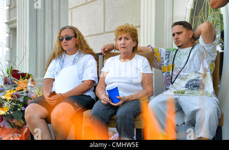 12. August 2012 - OCEANSIDE, NEW YORK USA - L-R, Tante MILLIE CUTINO, Großmutter FLOR CUTINO und Neffe STEPHEN CUTINO, aller Miami Florida, sind Verwandte der Lanze-Obergefreites Greg Buckley, Jr. - 21-jährige Marine von Long Island in Afghanistan getötet 3 Tage früher -, die zu seinem Tod in seinem Elternhaus trauern gesammelt haben. Stockfoto