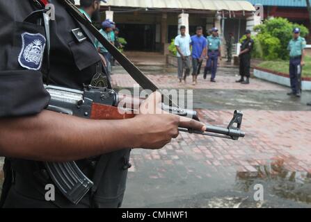 12. August 2012. Dhaka, Bangladesch - Bangladeshi RAB Mitglieder halten Wache vor ein Sondergericht am Hauptsitz der BDG. Ein Gericht verurteilte 329 Jawans von vier Monaten bis sieben Jahren, im Fall der Pilkhan Gemeinschaft nach lokalen Zeitungen. Mindestens 73 Menschen, darunter 57 Offiziere wurden brutal ermordet, während der 25-26. Februar-Gemeinschaft im 2009 an Pilkhan. Â © Monirul Alam (Kredit-Bild: © Monirul Alam/ZUMAPRESS.com) Stockfoto