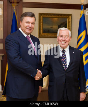 11. August 2012 - Krim, Ukraine - August 11,2012. Crimea,Ukraine.pictured: Der Präsident der Ukraine Viktor Janukowitsch (l) begrüßt uns Senator Richard Lugar (R) in Crimea Residenz des Präsidenten der Ukraine. (Kredit-Bild: © PhotoXpress/ZUMAPRESS.com) Stockfoto