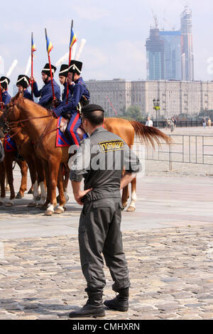 12. August 2012 - Moskau, Russland - August 12,2012. Moskau, Russland. Kosaken begeben Sie sich auf der Fahrt von Moskau Paris.A Team von 23 Reiter, die Kosaken sind einmal mehr auf Paris in einer Show des russischen Patriotismus fahren zwei Jahrhunderte nach ihrer Vorfahren Napoleons Grand Armee zurück in die französische Hauptstadt gejagt. Mit diesem historischen Ritt beginnt Russland bicentenary feiern seinen historischen Sieg über Frankreich nach der Schlacht von Borodino außerhalb Moskaus im September 1812... Bild: Kosaken starten den Kavallerie Marsch aus Russland nach Paris bei Moskaus Poklonnaya Gora. (Kredit-Bild: © PhotoXpress/ZUMAPRESS.com) Stockfoto