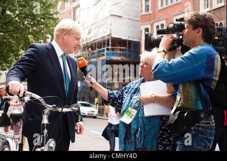 London, UK – 13. August 2012: Bürgermeister Boris Johnson im Interview mit ZDF nach der abschließenden Pressekonferenz der Olympischen Spiele, den Erfolg von London 2012 zu diskutieren. Bildnachweis: Pcruciatti / Alamy Live News Stockfoto