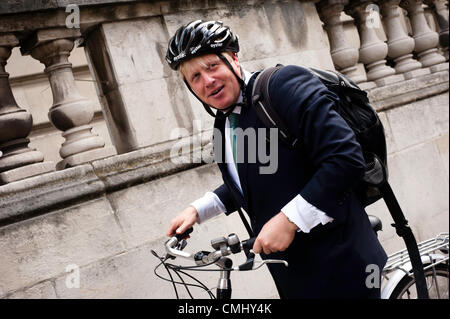 London, UK – 13. August 2012: Bürgermeister Boris Johnson trägt seinen Helm nach der abschließenden Pressekonferenz der Olympischen Spiele, den Erfolg von London 2012 zu diskutieren. Bildnachweis: Pcruciatti / Alamy Live News Stockfoto