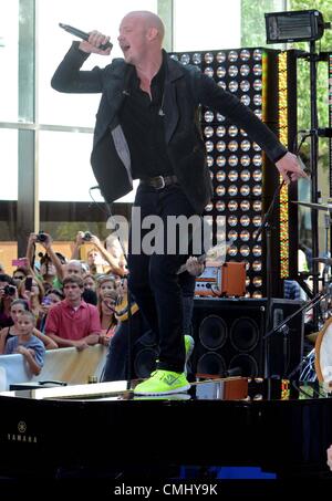 13. August 2012. Isaac Slade für NBC heute Show-Konzert mit The Fray, Rockefeller Plaza, New York, NY 13. August 2012 auf der Bühne. Foto von: Derek Sturm/Everett Collection/Alamy Live-Nachrichten Stockfoto