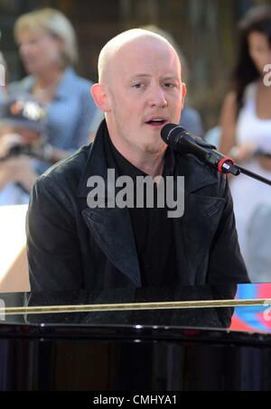 13. August 2012. Isaac Slade für NBC heute Show-Konzert mit The Fray, Rockefeller Plaza, New York, NY 13. August 2012 auf der Bühne. Foto von: Derek Sturm/Everett Collection/Alamy Live-Nachrichten Stockfoto