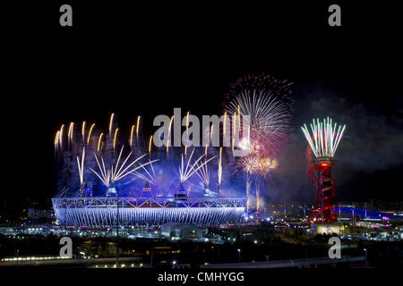 Feuerwerk aus auf das Olympiastadion und die Umlaufbahn bei der Abschlussfeier der London 2012 Olympische Spiele im Olympia-Park, London, Großbritannien, 12. August 2012 gehen. Stockfoto