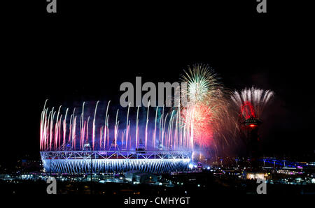 Feuerwerk aus auf das Olympiastadion und die Umlaufbahn bei der Abschlussfeier der London 2012 Olympische Spiele im Olympia-Park, London, Großbritannien, 12. August 2012 gehen. Stockfoto