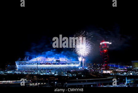 Feuerwerk aus auf das Olympiastadion und die Umlaufbahn bei der Abschlussfeier der London 2012 Olympische Spiele im Olympia-Park, London, Großbritannien, 12. August 2012 gehen. Stockfoto