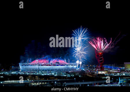 Feuerwerk aus auf das Olympiastadion und die Umlaufbahn bei der Abschlussfeier der London 2012 Olympische Spiele im Olympia-Park, London, Großbritannien, 12. August 2012 gehen. Stockfoto