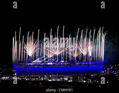 Feuerwerk aus auf das Olympiastadion und die Umlaufbahn bei der Abschlussfeier der London 2012 Olympische Spiele im Olympia-Park, London, Großbritannien, 12. August 2012 gehen. Stockfoto