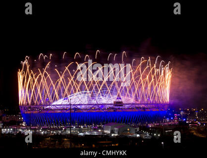 Gehen Sie oben auf das Olympiastadion während der Abschlussfeier der London 2012 Olympische Spiele im Olympia-Park, London, Großbritannien, 12. August 2012 Feuerwerk. Stockfoto