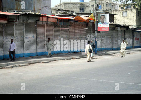 Geschäfte sind geschlossen während Totengebet des Sunni Tehreek-Führers Muhammad Arif Qadri, gesehen, der in einem Ziel-Tötung-Vorfall am M.A Jinnah in Karachi auf Montag, 13. August 2012 getötet wurde Stockfoto