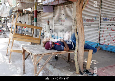 Geschäfte sind geschlossen während Totengebet des Sunni Tehreek-Führers Muhammad Arif Qadri, gesehen, die in einem Ziel-Tötung-Vorfall am M.A Jinnah in Karachi auf Montag, 13. August 2012 getötet wurde. Stockfoto