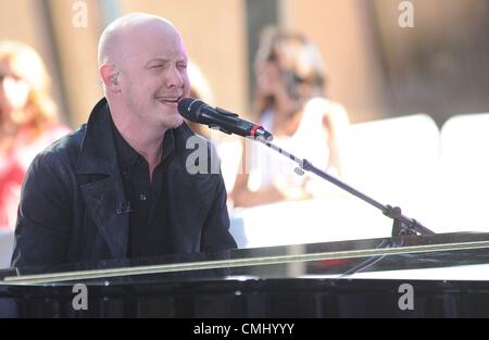 Isaac Slade für NBC heute Show-Konzert mit The Fray, Rockefeller Plaza, New York, NY 13. August 2012 auf der Bühne. Foto von: Kristin Callahan/Everett Collection Stockfoto