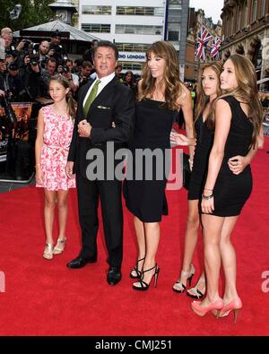 13. August 2012. Sylvester Stallone besucht UK-Premiere von dem Film Expendables 2 auf 13.08.2012 in The Empire Leicester Square, London. Personen im Bild: Jennifer Flavin, Scarlet Rose Stallone, Sixtinische Rose Stallone, Sylvester Stallone und Sophia Rose Stallone.  Bild von Julie Edward Credit: JEP Promi-Fotos / Alamy Live News Stockfoto