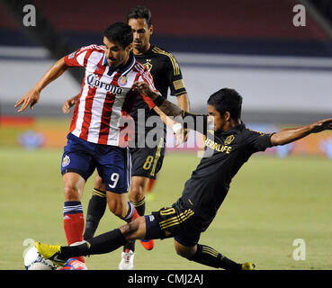 12. August 2012 - lenkt Carson, Kalifornien, USA - Los Angeles Galaxy Verteidiger a.j. DE LAGARZA, Recht, einen Angriff von Chivas USA vorwärts JUAN PABLO ANGEL im Inneren der Box im Home Depot Center. (Kredit-Bild: © Scott Mitchell/ZUMAPRESS.com) Stockfoto