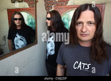 29. Juli 2012 - Los Angeles, Kalifornien (CA, Vereinigte Staaten von Amerika - Porträt der Brüder Jeff und Steve McDonald (R), Mitglieder von Redd Kross, eine Rockband aus Hawthorne, Kalifornien. (Kredit-Bild: © Ringo Chiu/ZUMAPRESS.com) Stockfoto