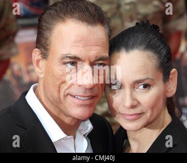 Jean-Claude Van Damme und Gladys Portugues - UK-Premiere von "The Expendables 2' im Reich, Leicester Square, London - 13. August 2012 Foto von Keith Mayhew Stockfoto