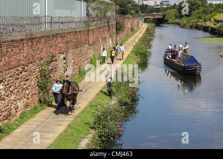 14. August 2012. Eine Pferdekutsche Grachtenboot in der Nähe von Bootle in Merseyside auf der Leeds-Liverpool-Kanal in Richtung Liverpool am 14. August 2012. Es wird bei Ankunft in Liverpools berühmten Waterfront die erste jemals Pferdekutsche Kanalboot an der Liverpool Stadt Kanal Verbindung. Der Besuch, der von der Horseboating Society organisiert wurde, markiert den Abschluss einer 128-Meile Reise, die am östlichen Ende der Leeds-Liverpool-Kanal im April begann. Anlass war das Jahr der Olympischen Spiele und Diamant-Jubiläum. Bildnachweis: Christopher Middleton / Alamy Live News Stockfoto