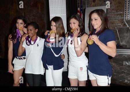 Aly Raisman, Gabby Douglas, McKayla Maroney, Aly Raisman, Jordyn Wieber in Anwesenheit für heftige 5 Photo-Call am Empire State Building, das Empire State Building, New York, NY 14. August 2012. Foto von: Derek Sturm/Everett Collection Stockfoto