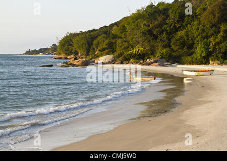 8. August 2012 - Florianopolis, Santa Catarina, Brasilien - Fischer in Daniela Beach befindet sich im Osten der Insel von Santa Catarina, eine drei Kilometer lange Strand mit ruhigen Wasser und feinen Sand. Florianopolis, Santa Catarina, Brasilien. (Kredit-Bild: © Ricardo Ribas/ZUMAPRESS.com) Stockfoto