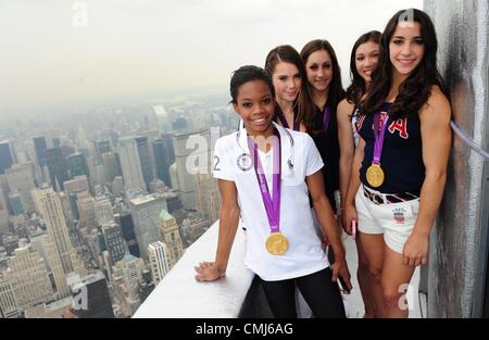 14. August 2012 - Manhattan, New York, USA - ALY RAISMAN, GABBY DOUGLAS, MCKAYLA MARONEY, KYLA ROSS und JORDAN WIEBER auf der 103. Stock Brüstung. Die '' Fierce fünf '' uns Frauen Gymnastik-Team Gewinner der die Team-Goldmedaille bei der 2012 London Olympic Gams Licht und das Empire State Building zu Ehren ihrer Siege tour. (Bild Kredit: Bryan Smith/ZUMAPRESS.com ©) Stockfoto