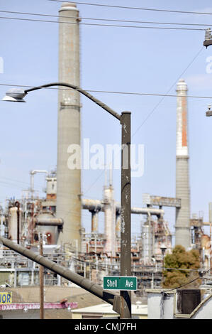 14. August 2012 wird - Martinez, CA, USA - The Shell Oil Refinery in Martinez, Kalifornien gesehen, nachdem ein Gasleck Warnungen in der Gegend am 14. August 2012 aufgefordert. Anfang dieser Woche ein Großbrand bei der Chevron-Raffinerie in Richmond giftigen Rauchwolken in die Luft geschickt, und führte einige medizinische Pflegebedürftige Bewohner. Treibstoffkosten wurden auch auf dem Vormarsch in Liight von den jüngsten Ereignissen der Raffinerie. (Bild Kredit: Josh Edelson/ZUMAPRESS.com ©) Stockfoto