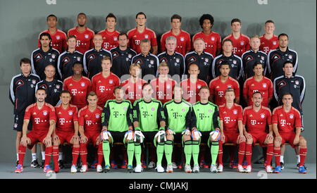 07.30.2012. München, Deutschland.  Vorsaison-Club-Fotoshooting für Bundesliga Club FC Bayern München am 30. Juli 2012 in München (hintere Reihe L-R): Luiz Gustavo, Jerome Boateng, Mario Mandzukic, Daniel van Buyten, Mario Gomez, Dante, Thomas Mueller, Bastian Schweinsteiger, (zweite hintere Reihe L-R): Fitness-Coach Marcelo Martins, Fitnesstrainer Andreas Kornmayer, Fitness-Coach Thomas Wilhelmi, Torwarttrainer Toni Tapalovic, Co-Trainer Peter Hermann, Head Coach Jupp Heynckes , Co-Trainer Hermann Gerland, Physiotherapeut Gianni Bianchi, Physiotherapeut Florian Goettl, Physiotherapeut Stephan Weicke Stockfoto